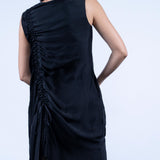 color: black;