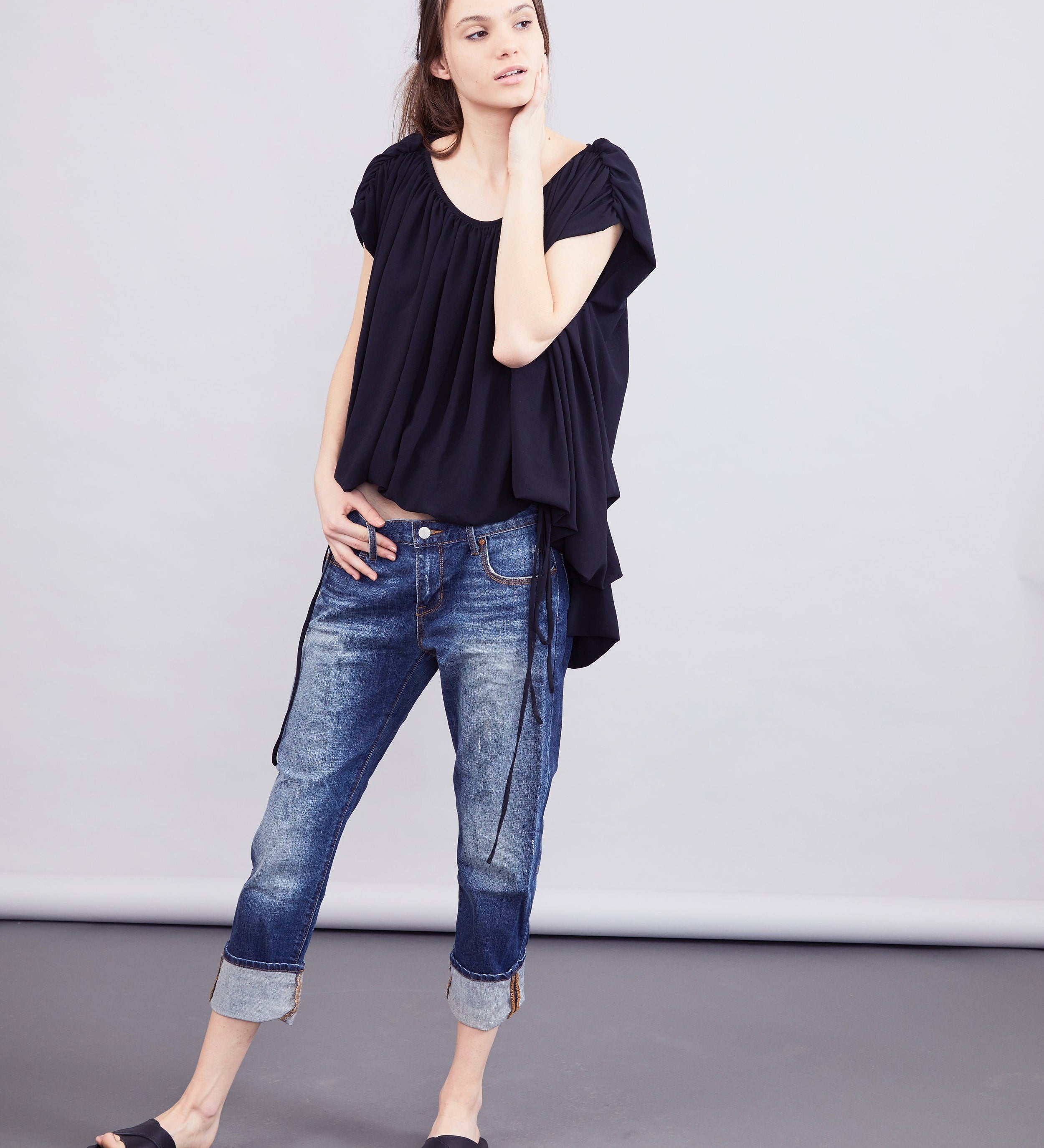 color: black;