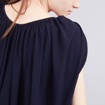 color: black;