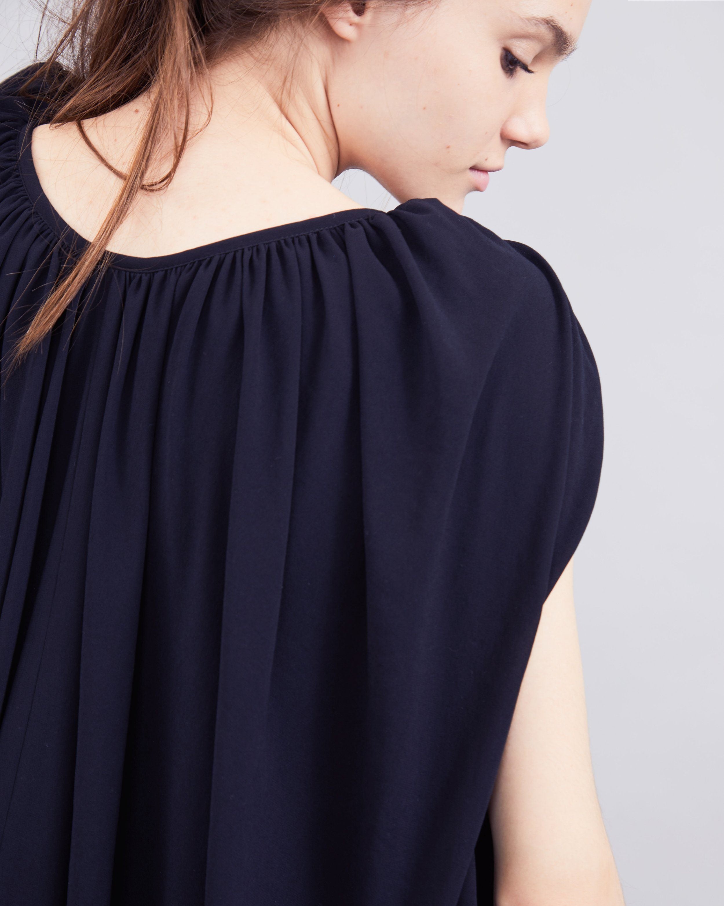 color: black;