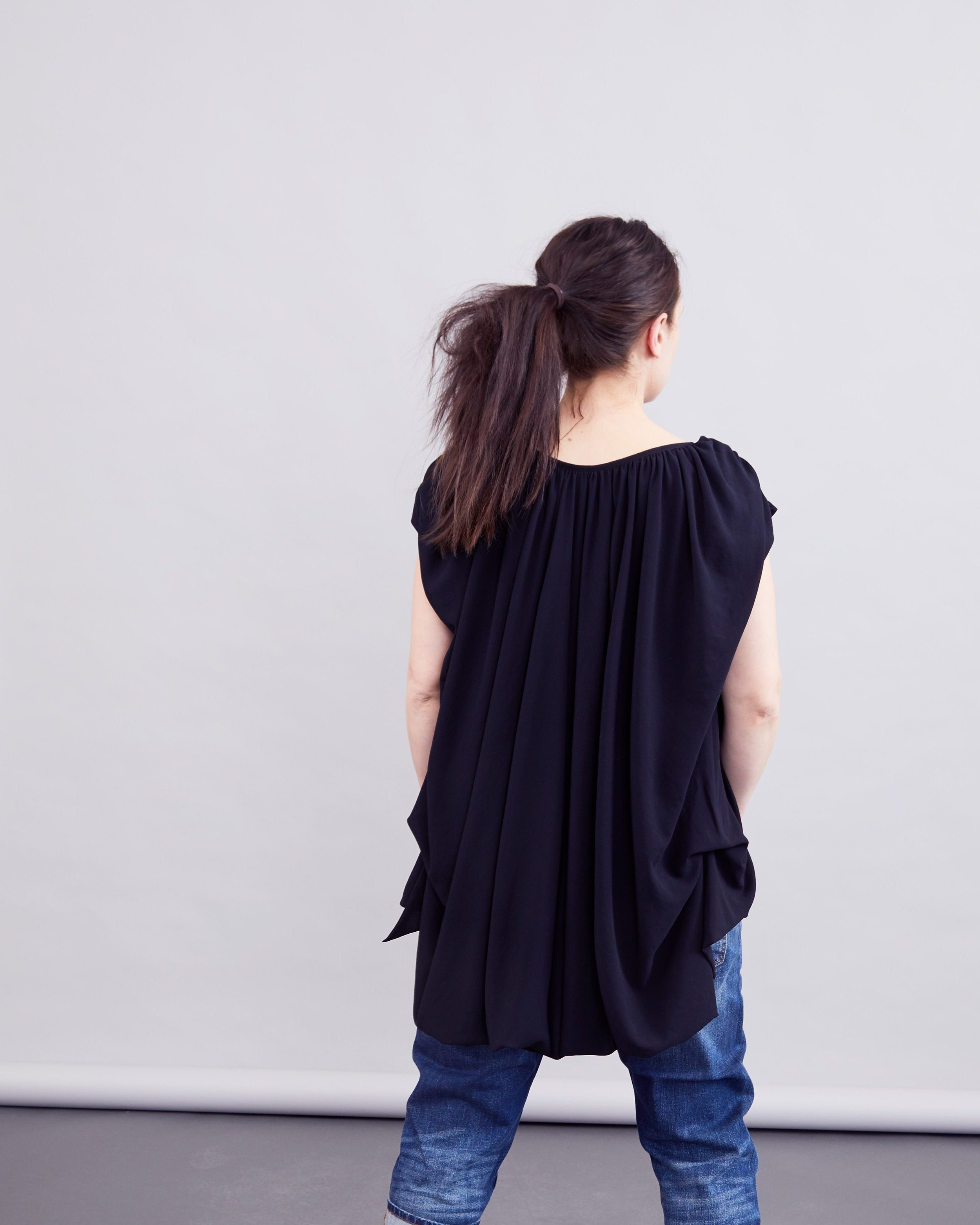 color: black;