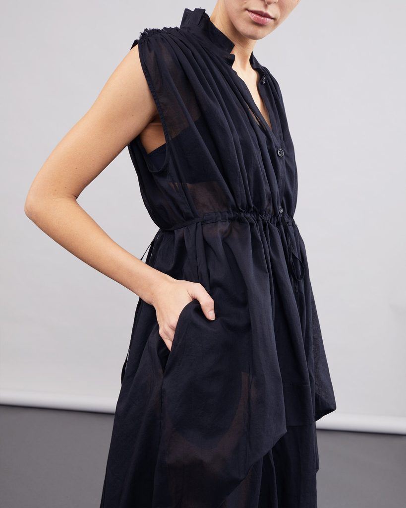 color: black;