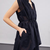 color: black;
