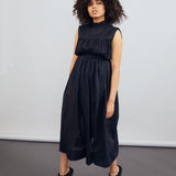 color: black;