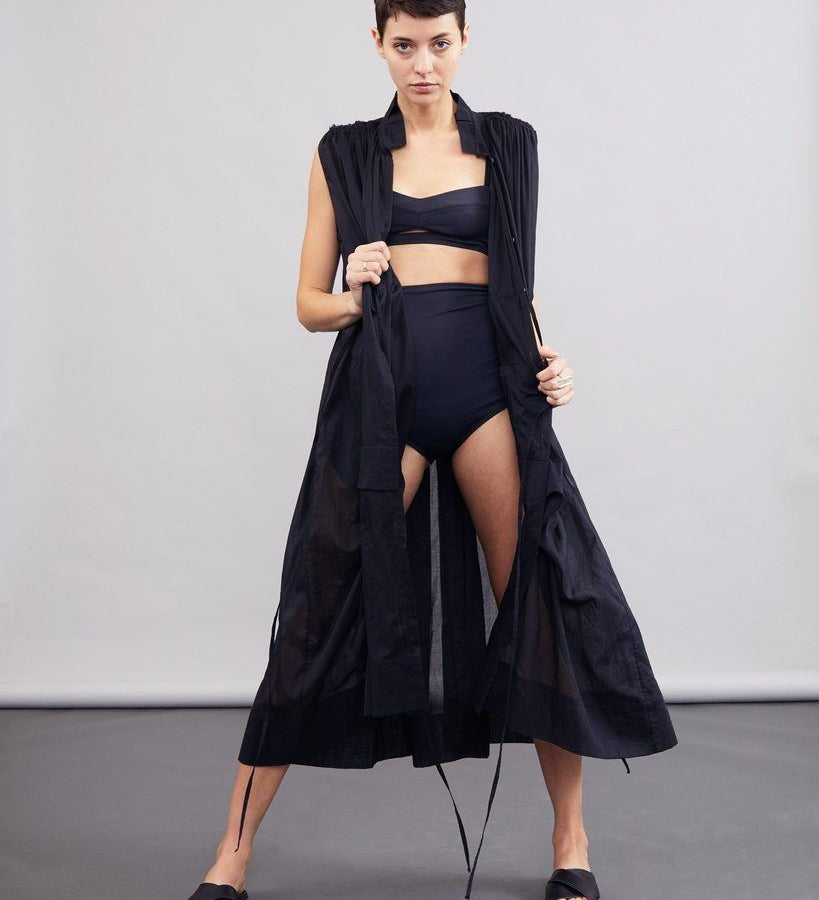 color: black;