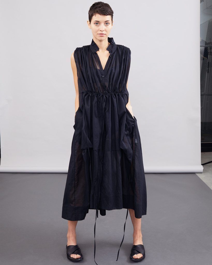 color: black;