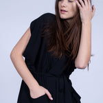 color: black;