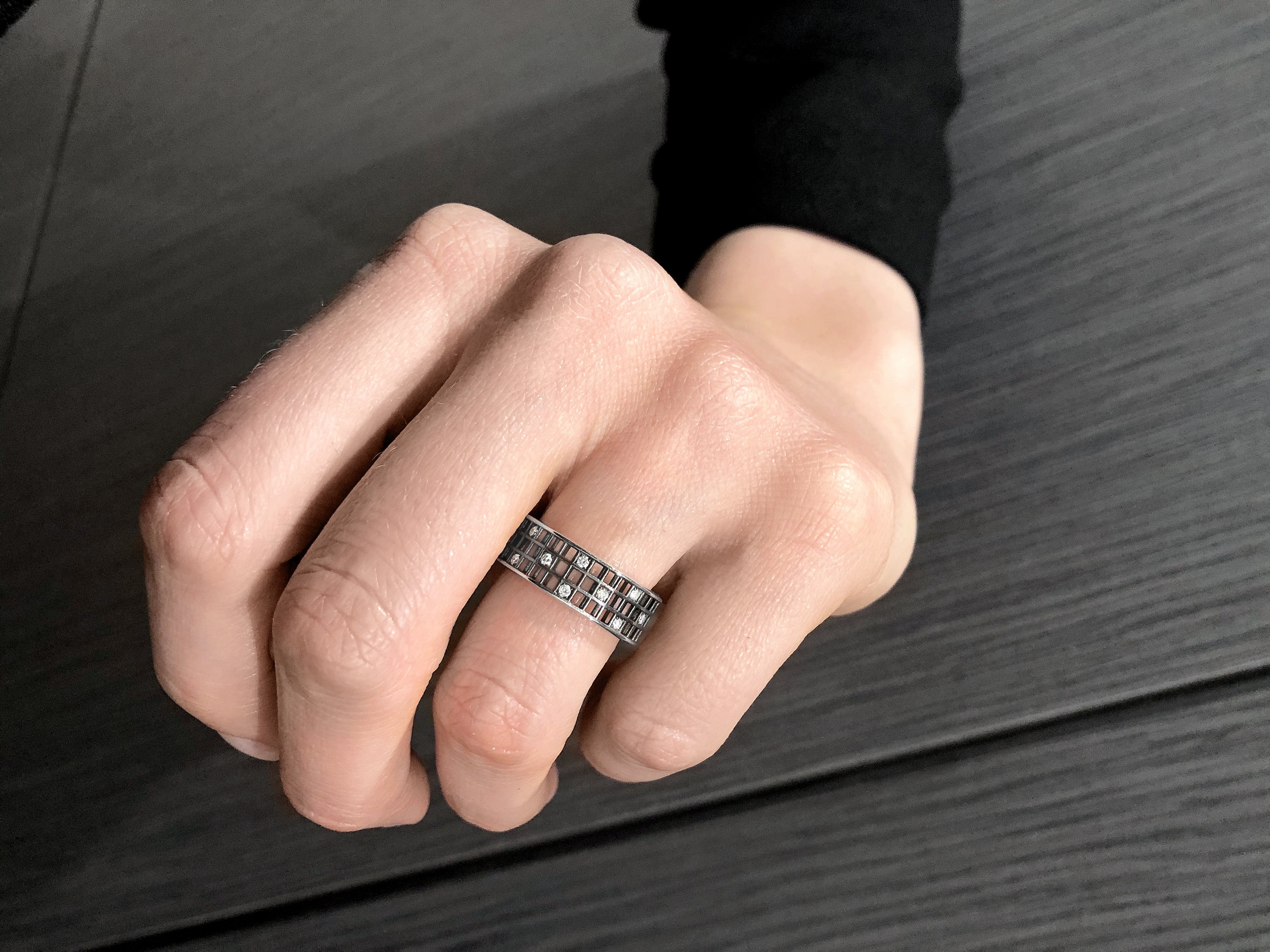 color: black/white gold