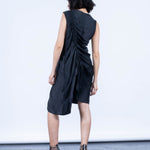 color: black;