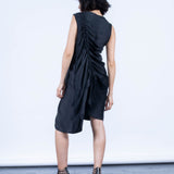 color: black;