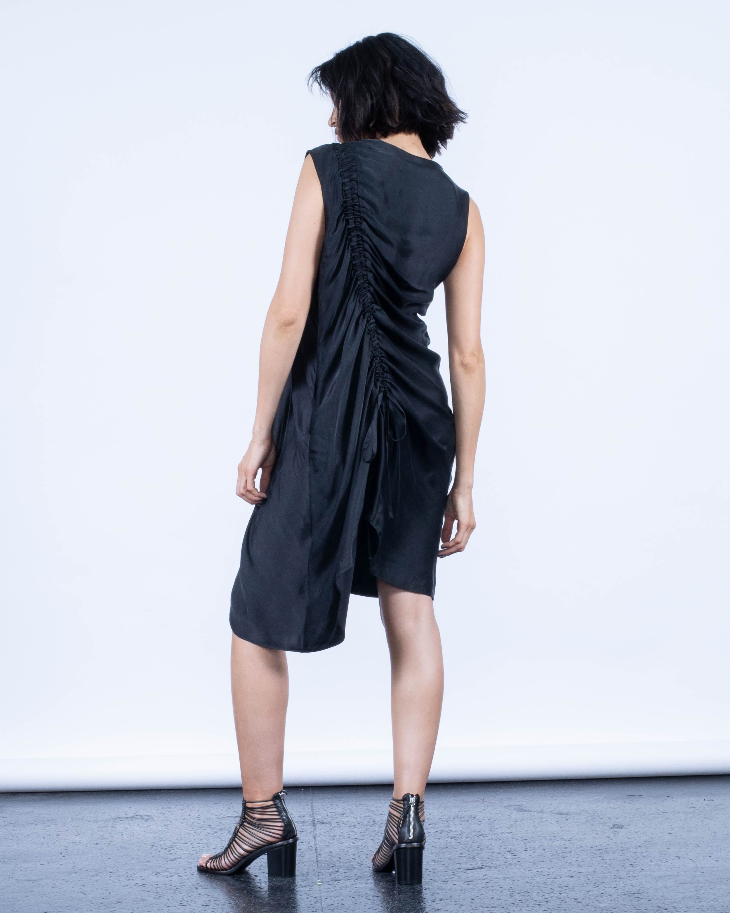 color: black;