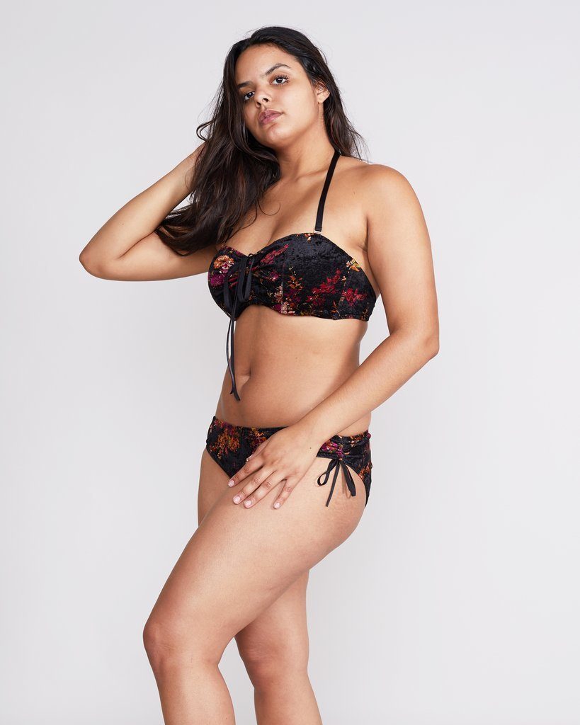 color: almost famous;