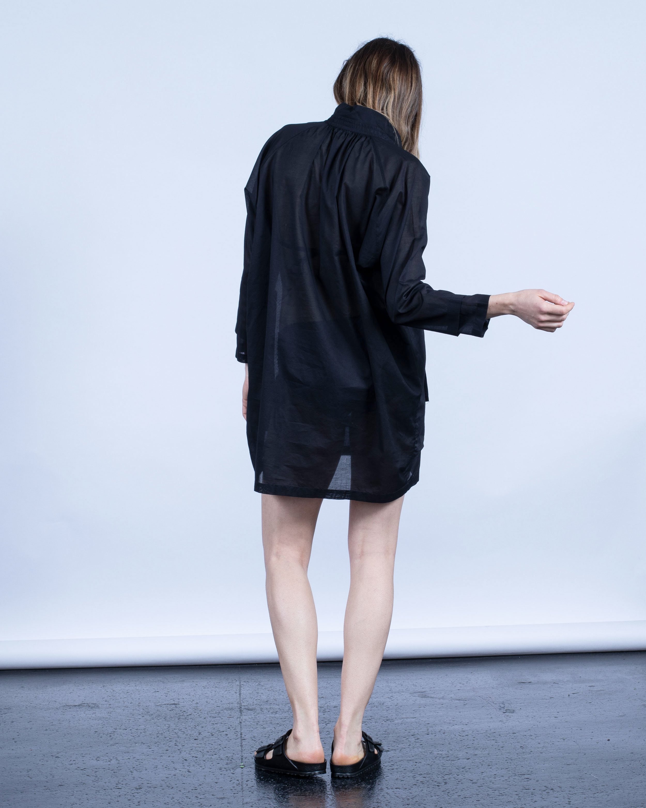 color: black;