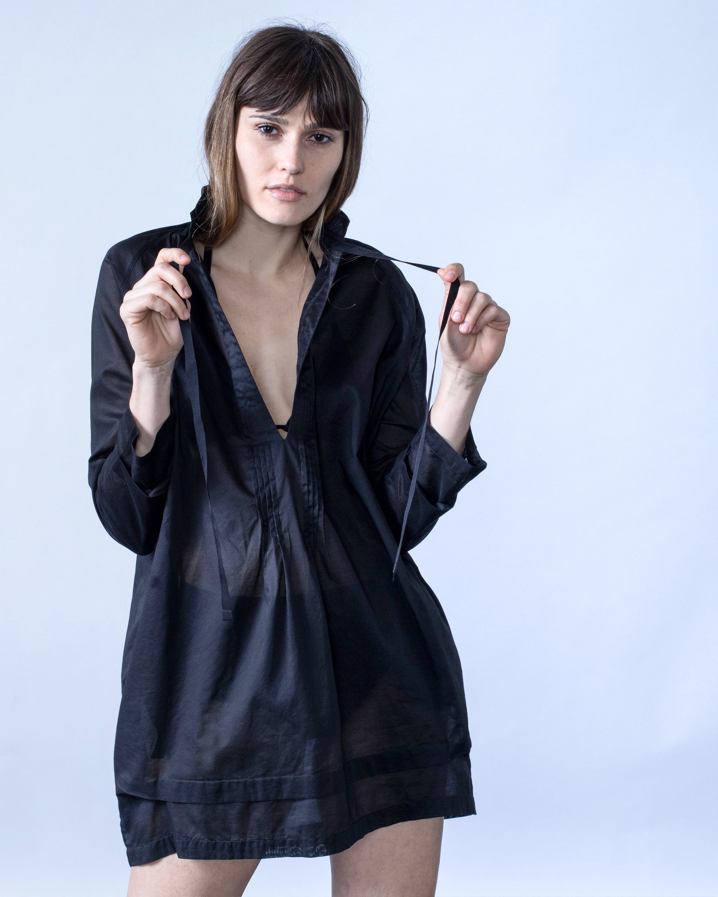 color: black;
