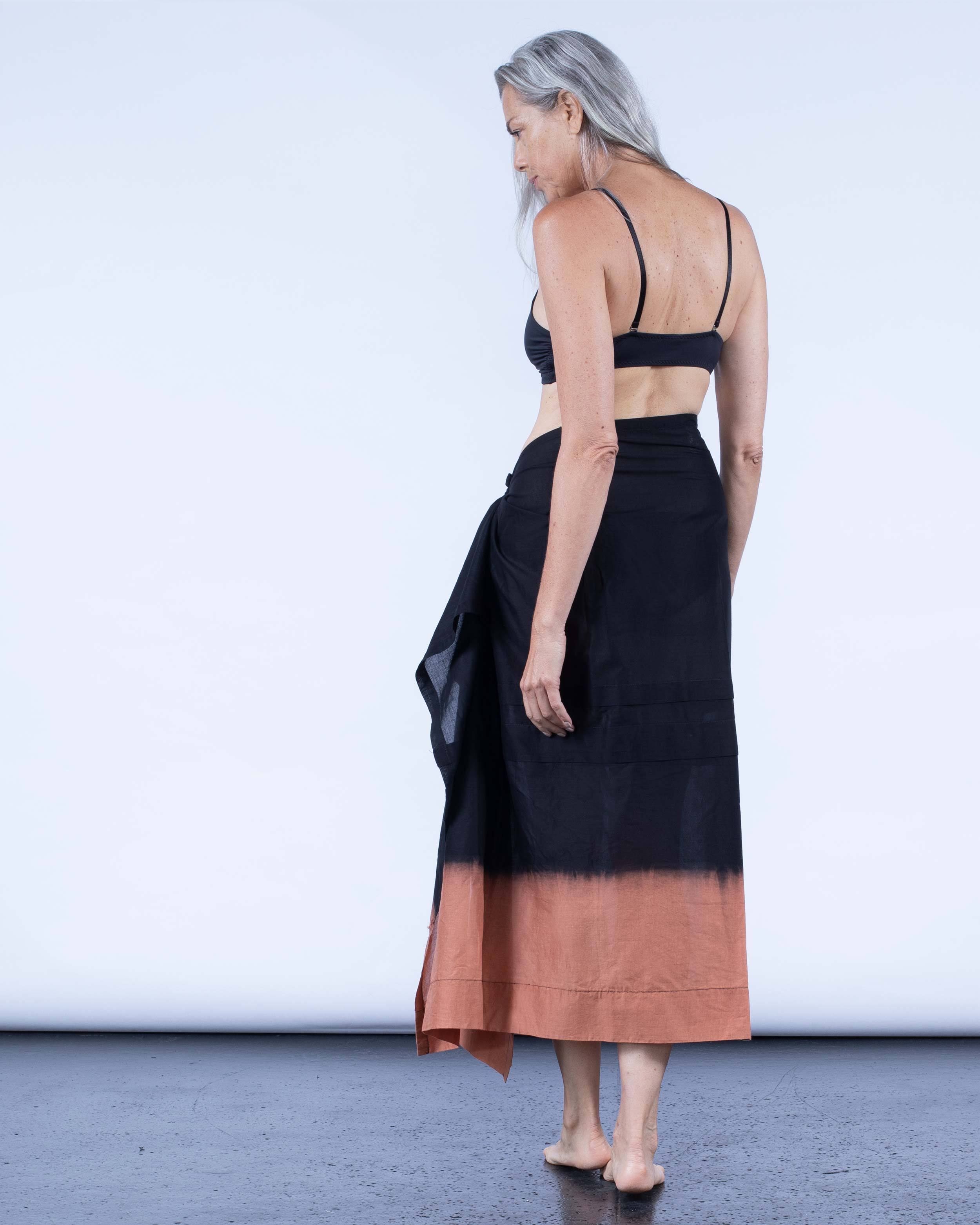 color: black dip dye;