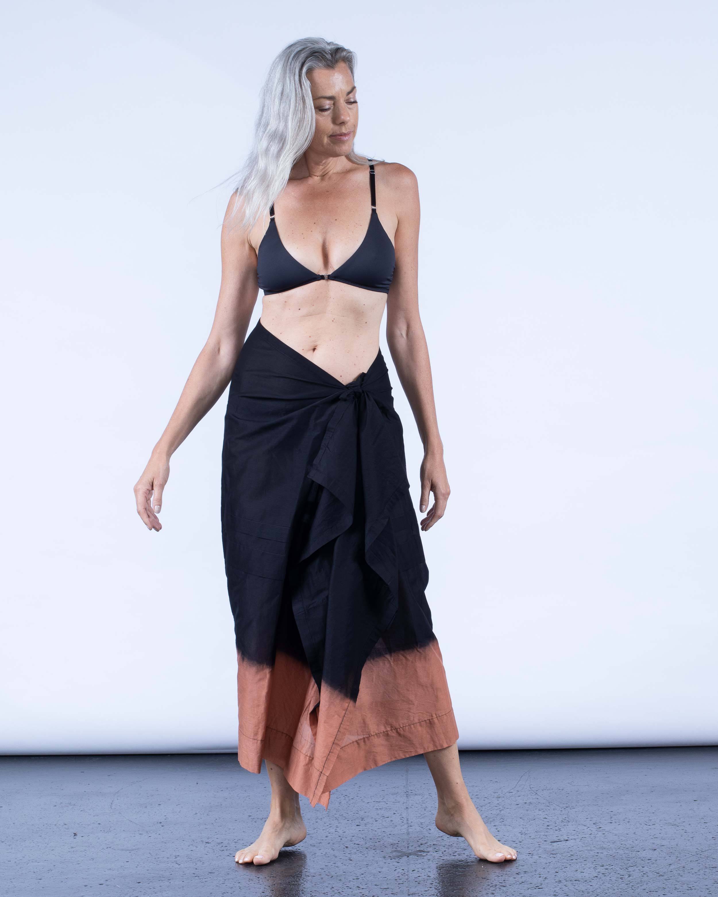 color: black dip dye;