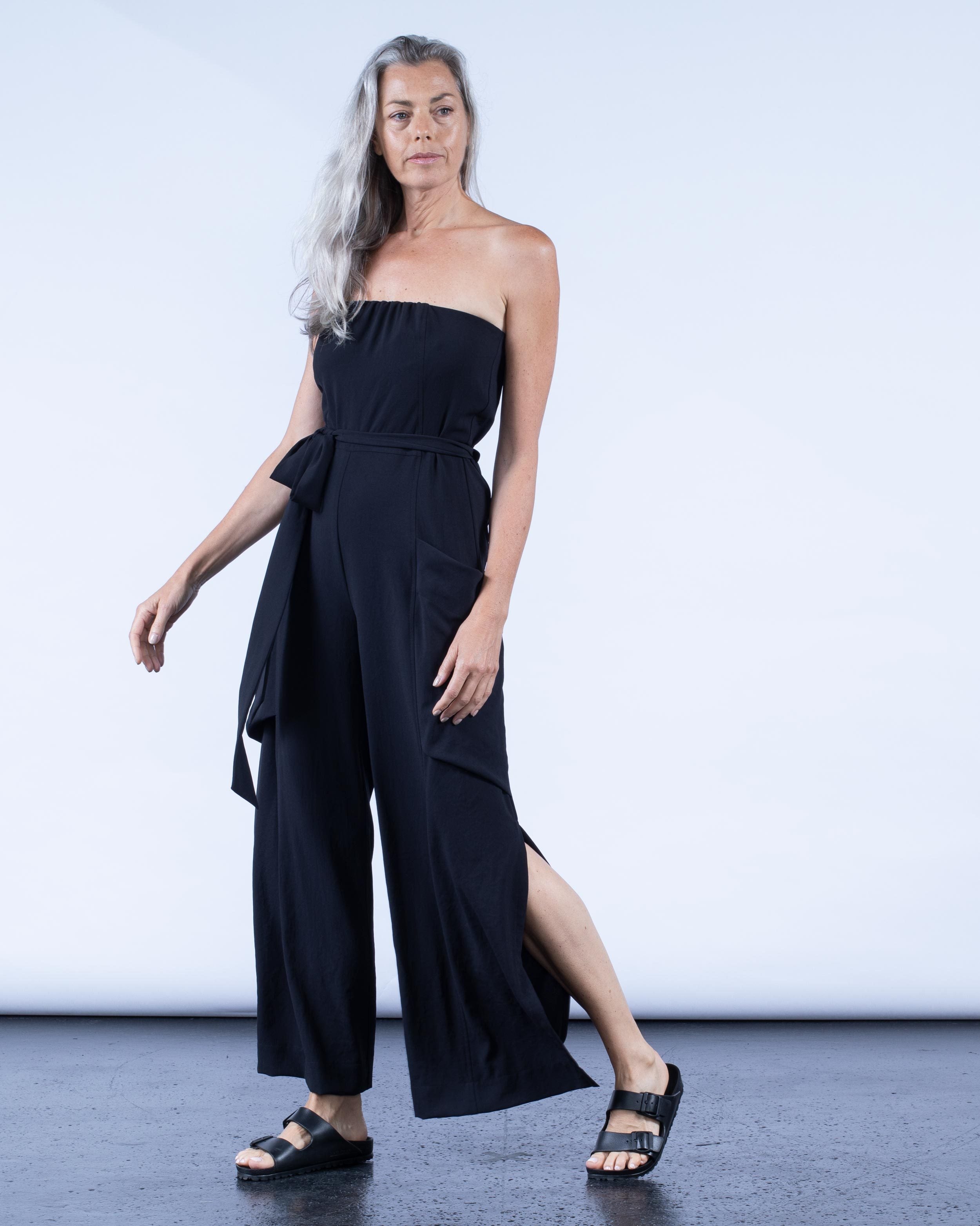 color: black;