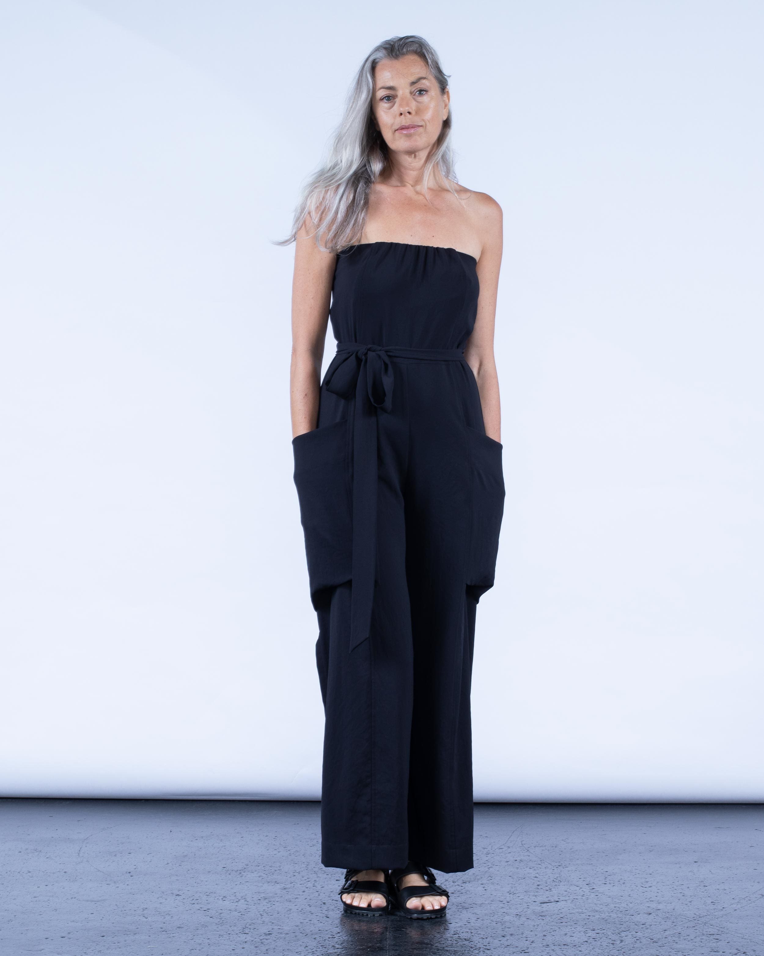 color: black;
