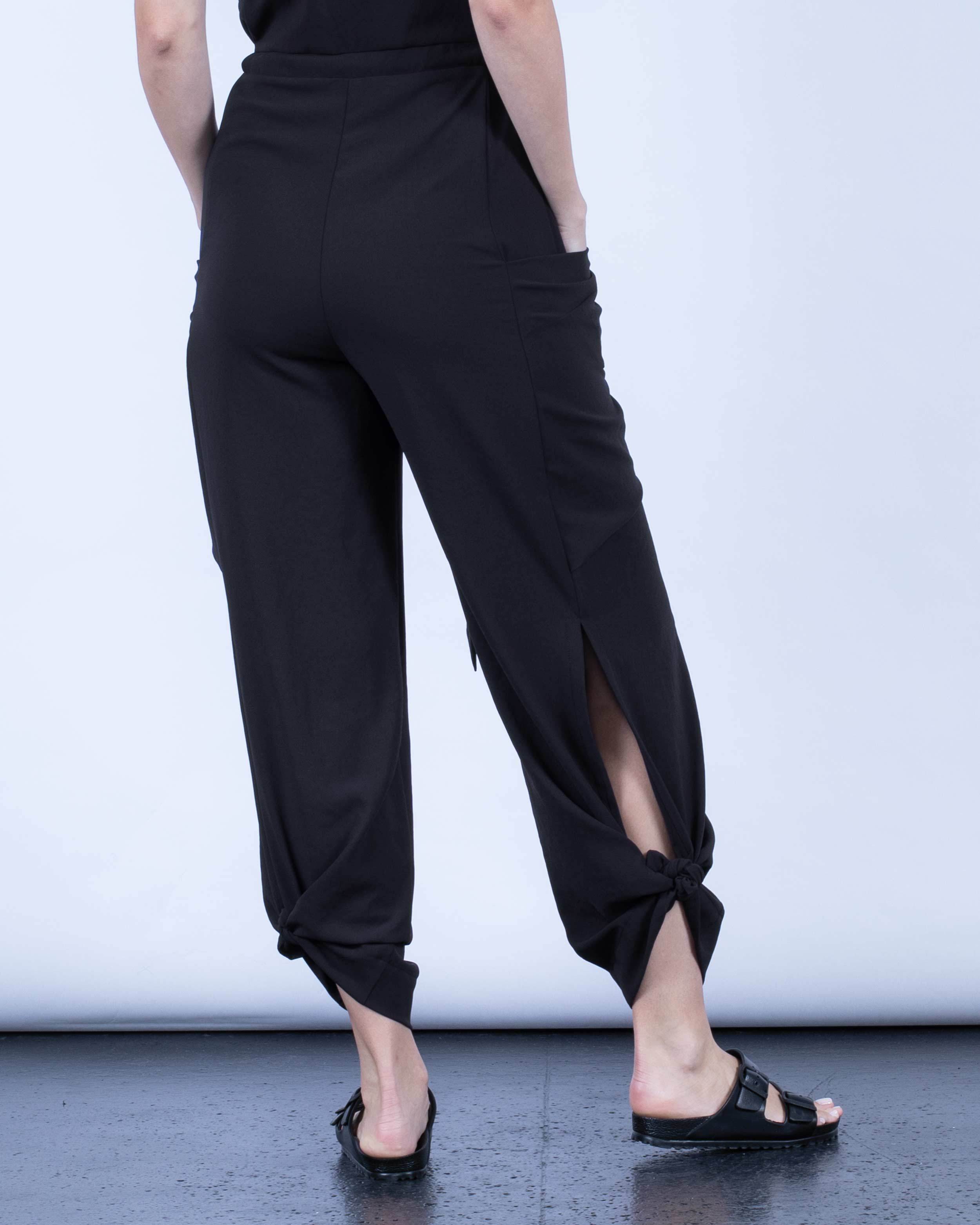 color: black;