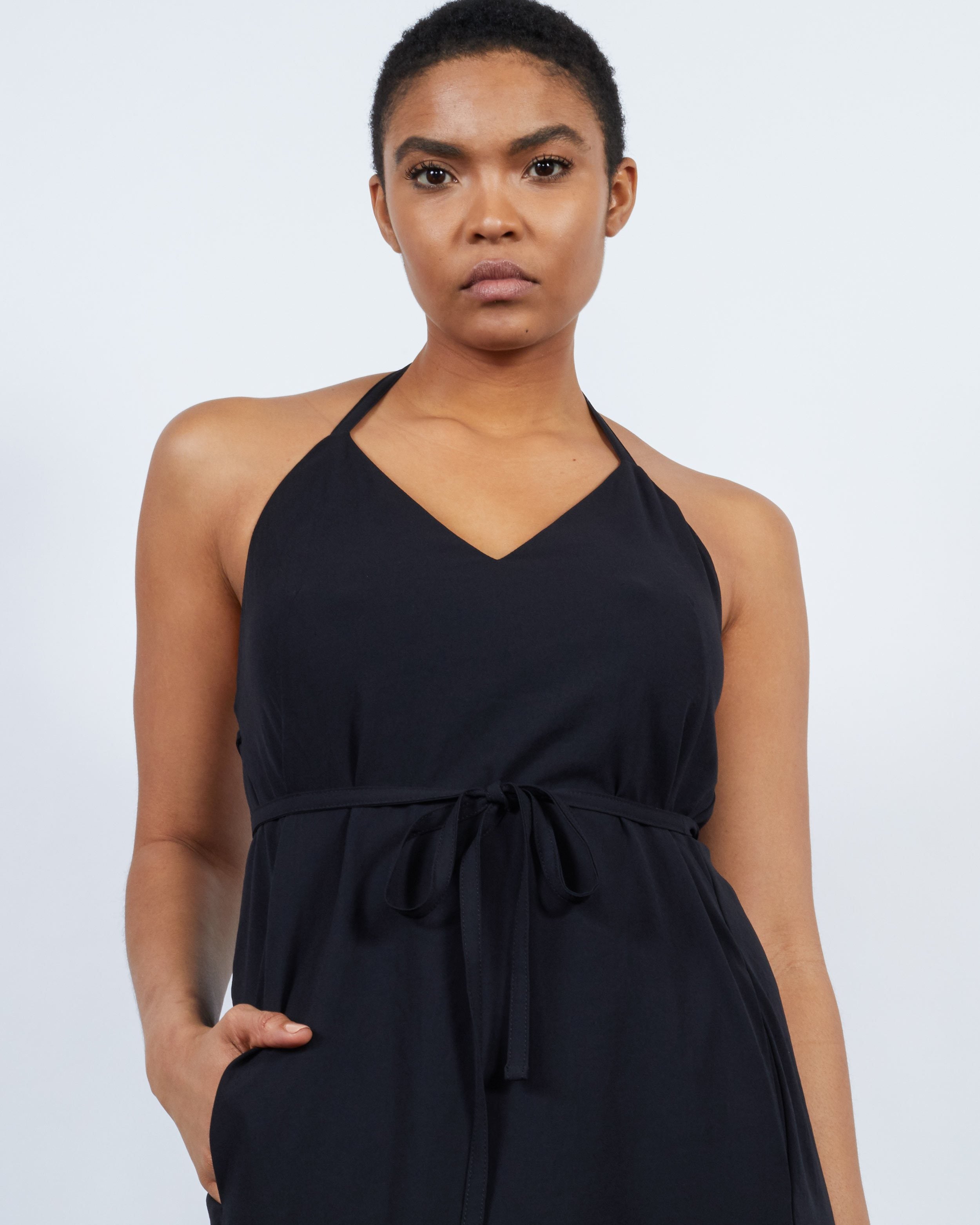 color: black;